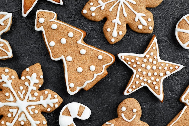 Gedecoreerde peperkoek kerstkoekje op donkere achtergrond