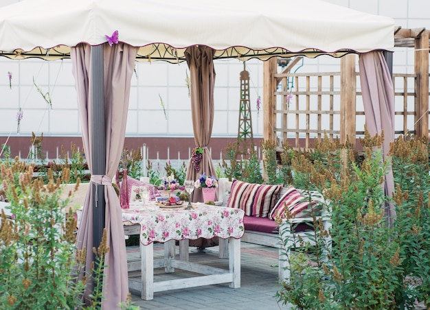 Gedecoreerde tafel voor een café in de open ruimte, roze tinten, parijse sfeer, tenten