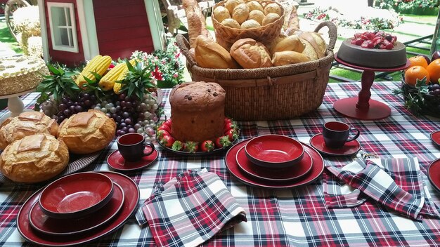 Gedecoreerde tafel voor het kerstfeest.