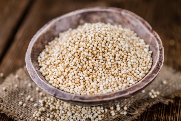 Gedeelte gepofte Quinoa selectieve focus op een oude houten tafel