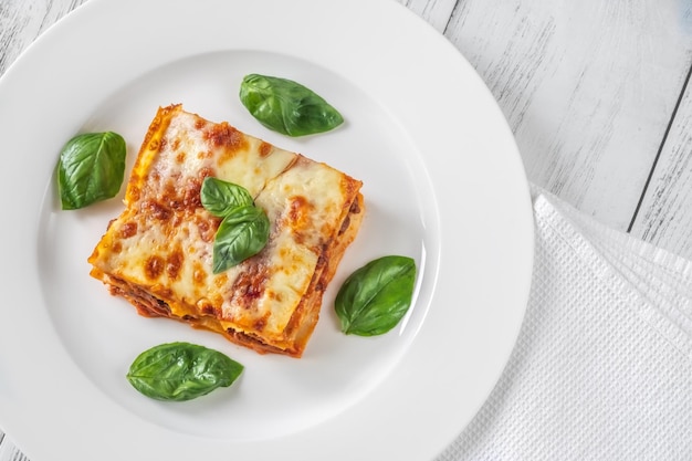 Gedeelte lasagne op witte plaat