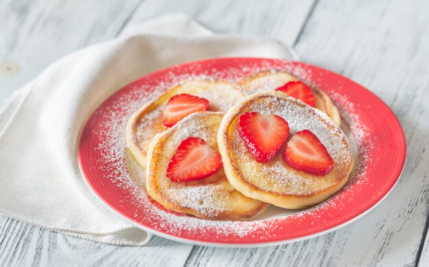 Gedeelte ricottafritters met verse aardbeien