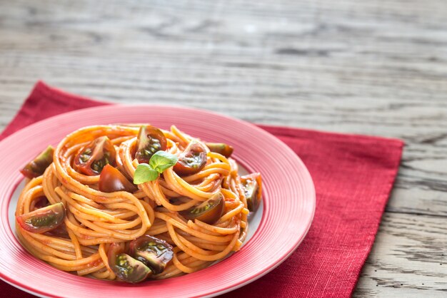 Gedeelte spaghetti met kerstomaatjes