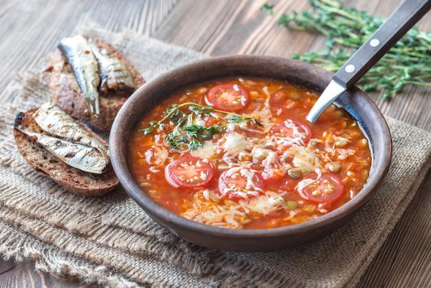 Gedeelte van groene linze tomatensoep met toast