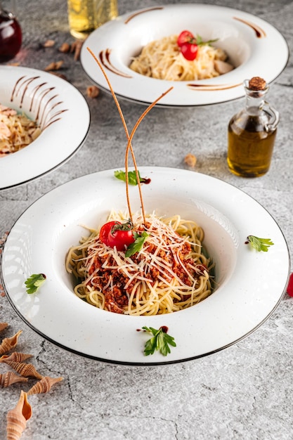 Gedeelte van spaghetti bolognese op versierde plaat