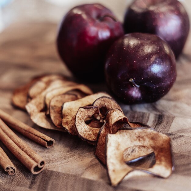 Foto gedehydrateerde appels en kaneelstokjes