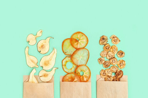 Gedehydrateerde fruitchips van banaan, persimmon, peer als gezond tussendoortje of snoep