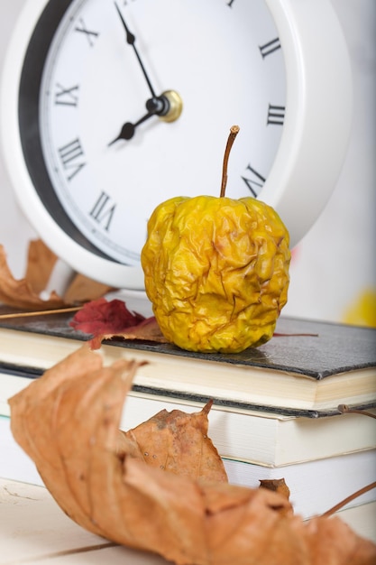 Gedehydrateerde verschrompelde groene appel op een werktafel