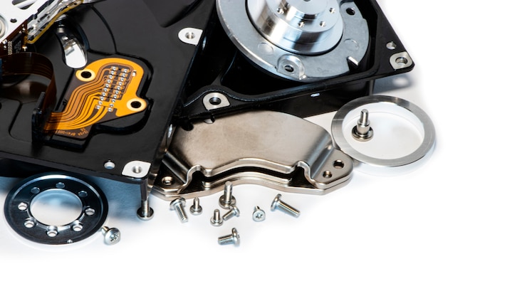 Foto gedemonteerde harde schijf van de computer, hdd met spiegeleffect. geopende harde schijf van de computer hdd met spiegeleffecten. een deel van computer pc, laptop