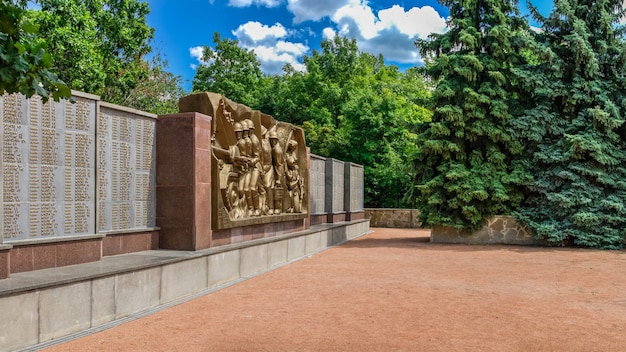 Gedenkteken van de grote patriottische oorlog op de heilige bergen in Svyatogorsk of Sviatohirsk, Oekraïne, op een zomerdag