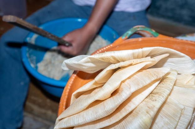 Foto gedetailleerde afbeelding van nauwgezet voorbereide maïs schilpen klaar voor het inpakken van mexicaanse tamales