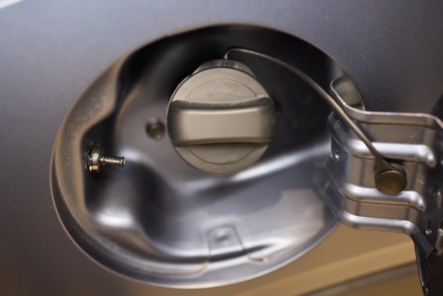 Gedetailleerde close-up van de brandstofdop op een hedendaags en modern ontwerp van een automobiel