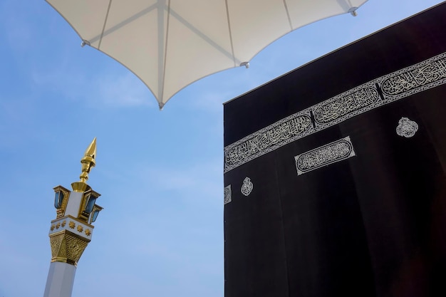 Gedetailleerde replica van de kaaba met kalligrafie