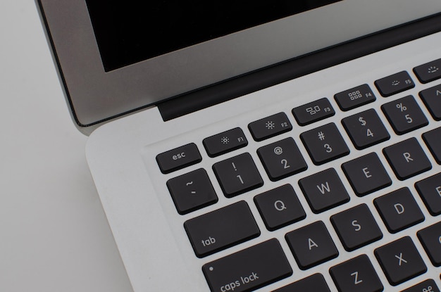Gedetailleerde zoom onthult de uitmuntendheid van de laptop39s toetsen en toetsenbord perfect voor het typen