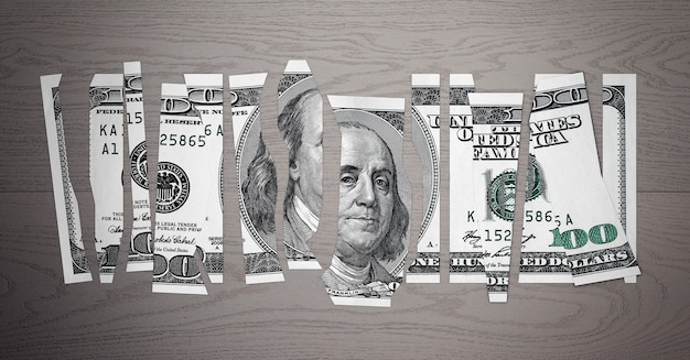 Gedevalueerd Dollarconcept. Shred Dollar Bill op een houten tafel. 3D-rendering