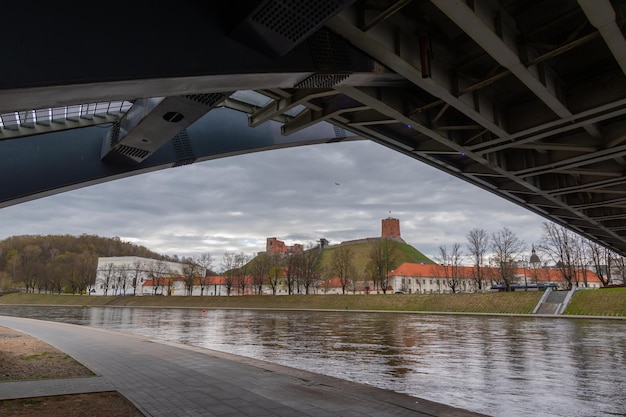 Gediminas toren en het oude arsenaal uitzicht over de rivier de Neris van onder koning Mindaugas Bbridge