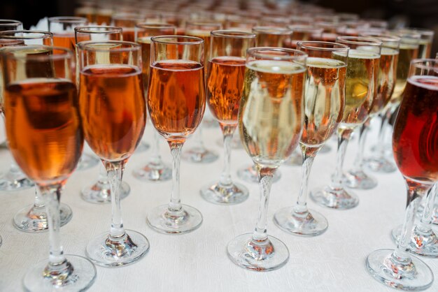 Gedistilleerde dranken en cocktails op de tafel.