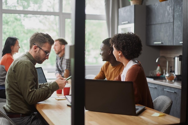 Gediversifieerde zakenmensen werken in een coworkingcentrum