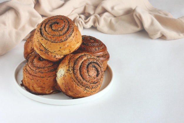 Gedraaide broodjes met maanzaad zelfgemaakte zoete gebakjes op tafel kopieer ruimte