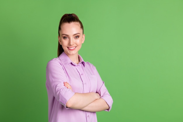 Gedraaide foto van vrij aantrekkelijk meisje werknemer manager kruis handen genieten van beslissen kiezen beslissing keuze oplossing draag lila kleding geïsoleerd over groene kleur achtergrond