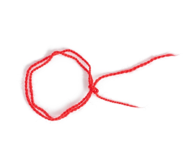 Foto gedraaide rode wollen draad die op wit wordt geïsoleerd