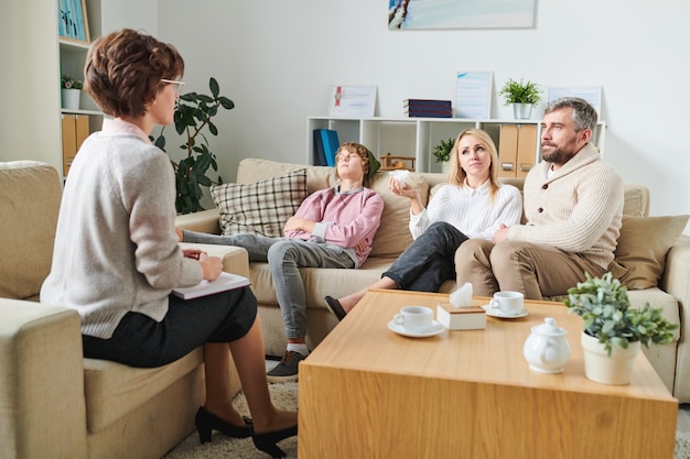 Gedrag van tienerzoon bespreken met psycholoog