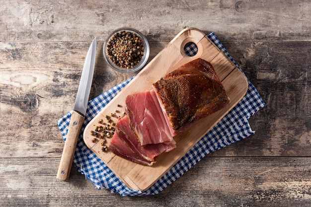 Gedroogd en gerookt vlees op houten tafel