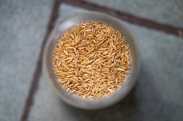 Gedroogd fruit dadels pruimen granen tarwe linzen rijst opgeslagen in glazen potten in een keuken