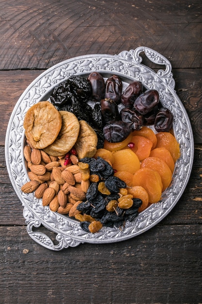 Gedroogd fruit en noten mengen in een houten kom