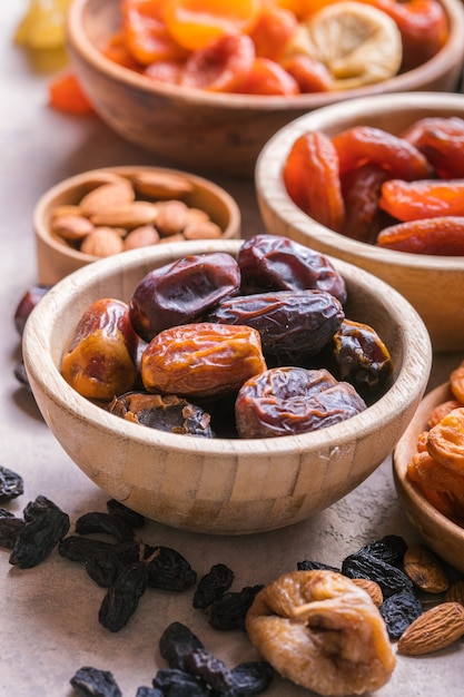 Gedroogd fruit en noten mengen in een houten kom