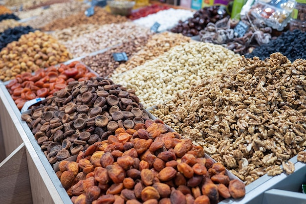 Gedroogd fruit en noten op de lokale voedselmarkt