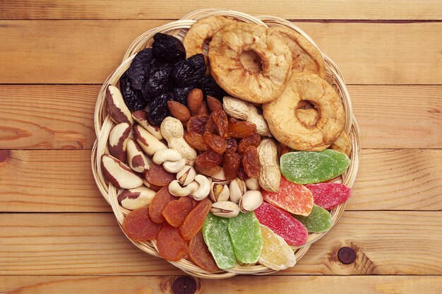 Gedroogd fruit en noten op een natuurlijke houten ondergrond