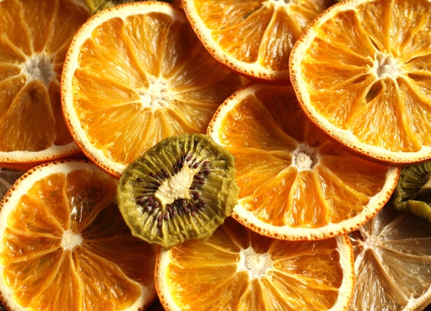 Gedroogd fruit plakjes sinaasappel citroen kiwi close-up weergave
