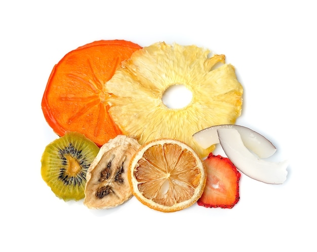 Foto gedroogd fruit van banaan, kokos, citroen, sinaasappel en aardbei.