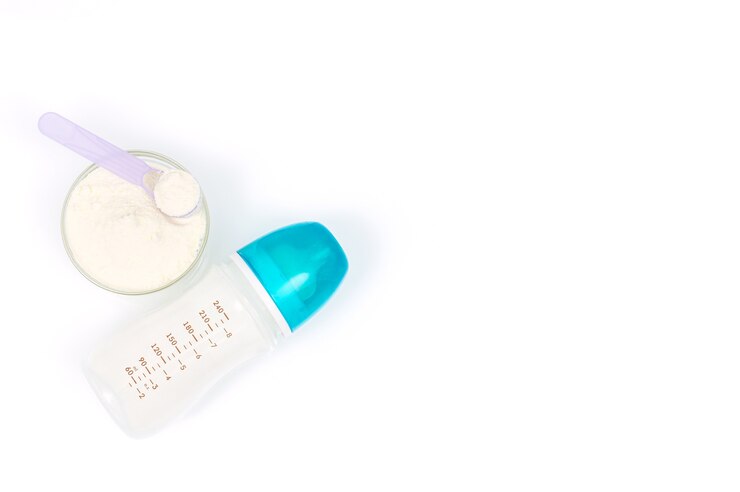 Gedroogd melkproduct voor babyvoeding. Oplosbaar melkpoeder, bovenaanzicht