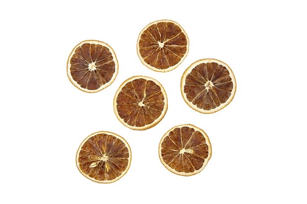 Gedroogd oranje fruit plakjes geïsoleerd op een witte achtergrond bovenaanzicht