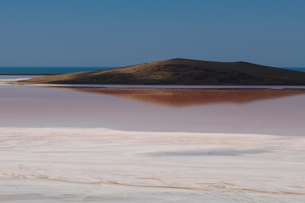 Gedroogd zoutmeer. Het water in het meer is roze.