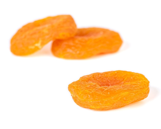 Gedroogde abrikozen geïsoleerd op wit. Gezond eten. Fruit.