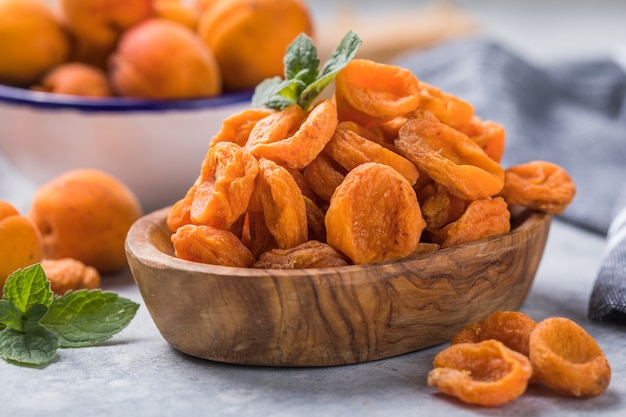 Gedroogde abrikozen zijn populair bij het koken, zoet gedroogd fruit, gezonde voeding, compote maken