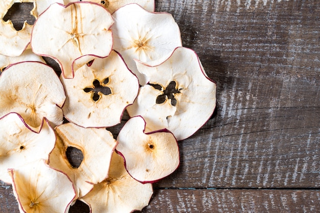 Gedroogde appelfiches over oude houten lijst met exemplaarruimte.