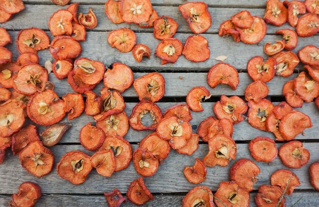 Gedroogde appels op de planken