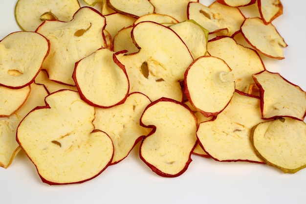 Gedroogde appelschijfjes close-up op witte achtergrond