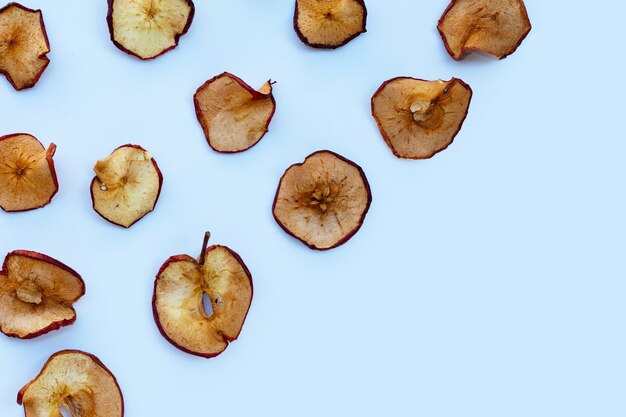 Gedroogde appelschijfjes op wit