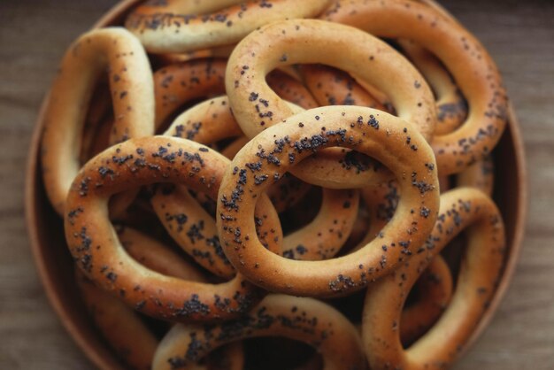 Gedroogde bagels met maanzaad in een houten kom