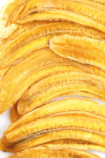 Gedroogde banaan segmenten Gesneden gedroogde banaan geïsoleerd op witte achtergrond Zongedroogde vruchten close-up