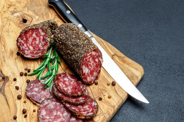 Gedroogde biologische salami worst op houten snijplank