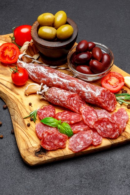 Gedroogde biologische salami worst op houten snijplank