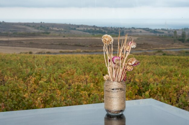 Gedroogde bloem in vaas op tafel