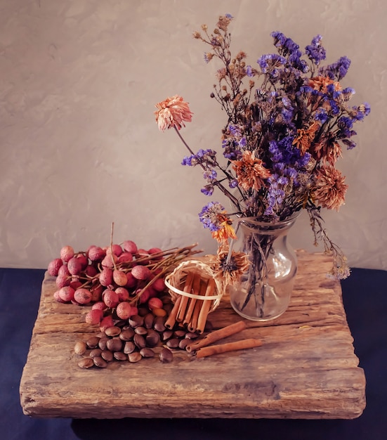 Gedroogde bloemen in glazen vaas met stilleven