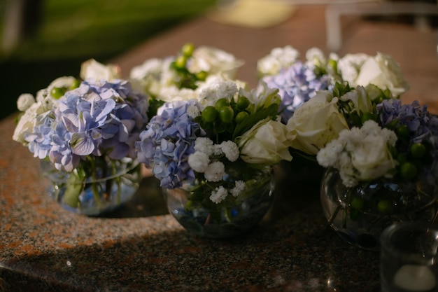 gedroogde bloemen in glazen vazen op tafel, close-up